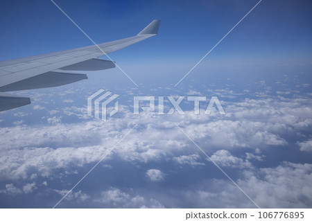 從飛機上看到的雲和天空 106776895