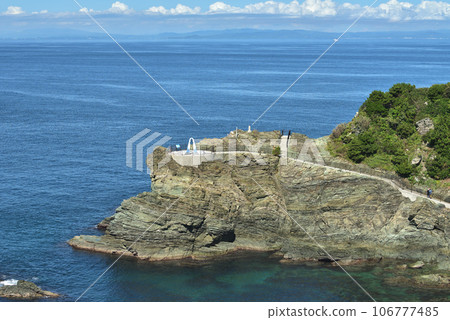 “愛媛縣”從貞岬燈塔眺望禦賀島的蔚藍大海和地平線 106777485