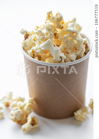 Popcorn bucket on white background 106777519