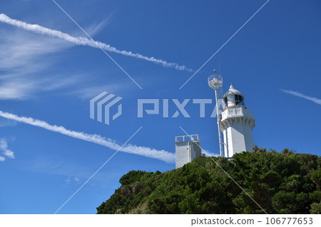 "Ehime Prefecture" Satamisaki Lighthouse - White lighthouse and contrails that shine against the blue sky 106777653
