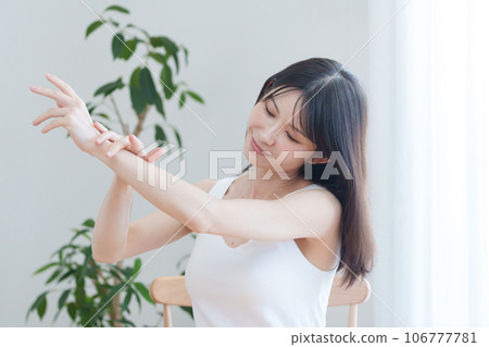 美妝 / 美妝 / 中年女性 / 微笑 / 手臂 / 防曬霜 106777781