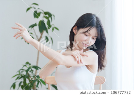 美妝 / 美妝 / 中年女性 / 微笑 / 手臂 / 防曬霜 106777782