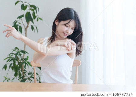 Beauty / Beauty / Middle Women / Smiles / Arms / Sunscreen 106777784