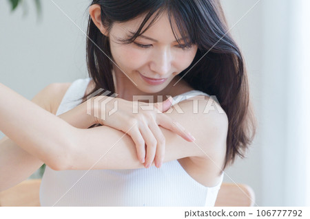 Beauty / Beauty / Middle Women / Smiles / Arms / Sunscreen 106777792