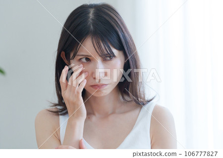 一個女人擔心自己的臉和眼睛 一個女人擔心自己的臉和眼睛 106777827