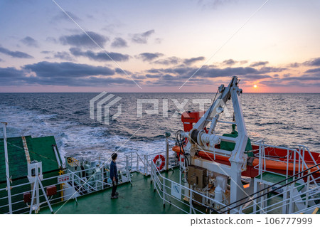 遊客在船的甲板上觀看日落並按下相機快門 106777999