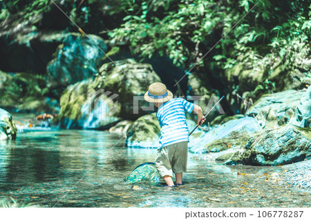 boy catching fish 106778287