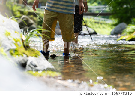沿著鄉村河流漫步 106778310