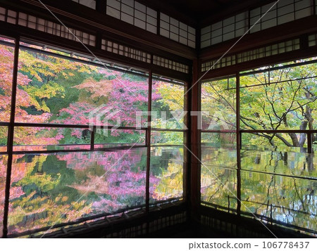 Autumn leaves of Kyoto Shoko-in 106778437
