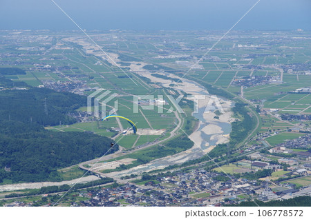 Paragliding from Shishiku Highlands and the Tedori River alluvial fan in the Kanazawa Plain 106778572