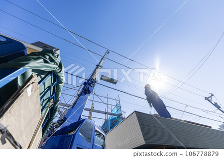 陽光明媚的日子裡房屋建築的形象 106778879