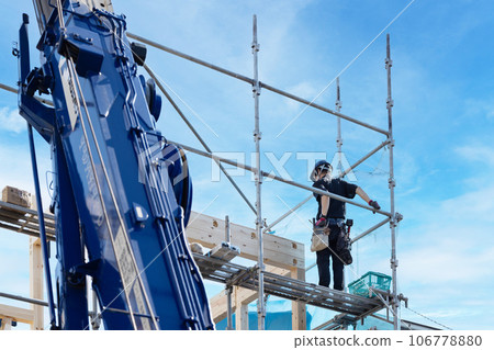 陽光明媚的日子裡房屋建築的形象 106778880