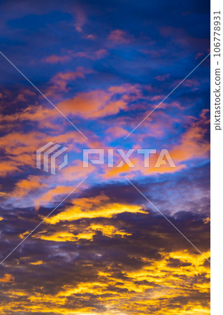 明亮的日出天空 106778931