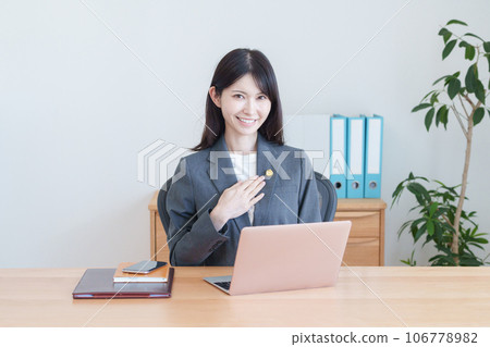 有律師徽章的女律師 有律師徽章的女律師 106778982
