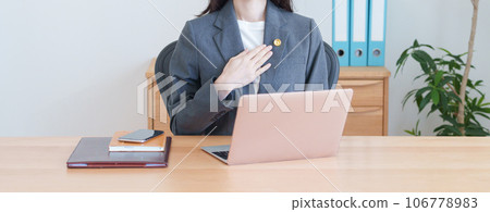 有律師徽章的女律師 有律師徽章的女律師 106778983