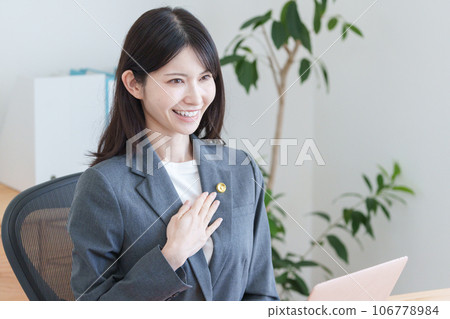 有律師徽章的女律師 有律師徽章的女律師 106778984