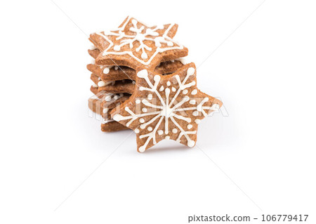 Star shape christmas gingerbread cookies 106779417
