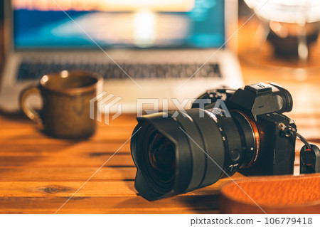 [攝影師] 相機和筆記本電腦 [照片編輯] 106779418
