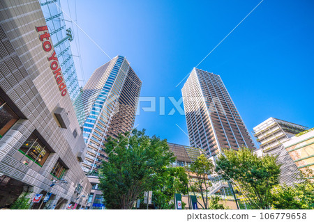 日本川崎的城市景觀,俯瞰武藏小杉和伊藤洋華堂的市中心區域。後面的塔樓公寓大樓 日本川崎的城市景觀,俯瞰武藏小杉和伊藤洋華堂的市中心區域。後面的塔樓公寓大樓 106779658