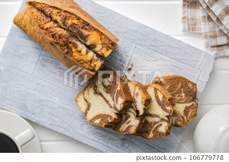 Marble sponge cake. Cake with cocoa and vanilla taste on cutting board. Top view. Marble sponge cake. Cake with cocoa and vanilla taste on cutting board. Top view. 106779778