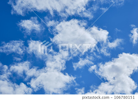 明亮的藍天和秋天的雲彩 106780151