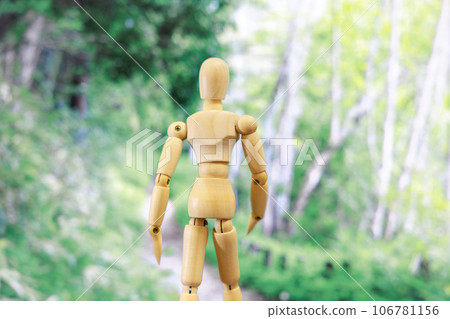 在森林裡畫娃娃 106781156