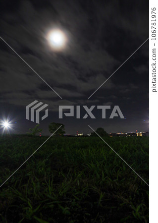 超級月亮照亮了夏日的夜空 106781976
