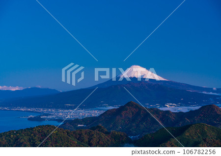 （靜岡縣）路燈外的沼津阿爾卑斯山和富士山被白雪覆蓋 106782256