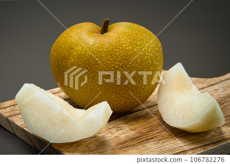 Cut the pears that are in season now and place them on the cutting board. Cut the pears that are in season now and place them on the cutting board. 106782276