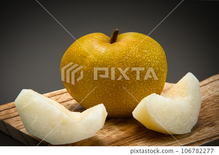 Cut the pears that are in season now and place them on the cutting board. Cut the pears that are in season now and place them on the cutting board. 106782277