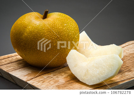 Cut the pears that are in season now and place them on the cutting board. Cut the pears that are in season now and place them on the cutting board. 106782278