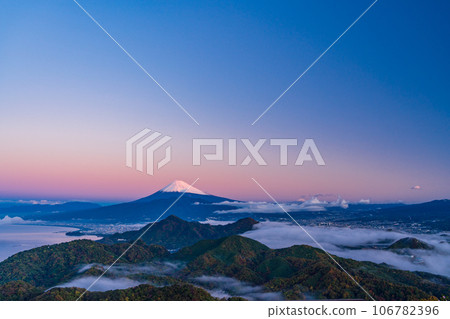（靜岡縣）沼津阿爾卑斯山的雲海和白雪覆蓋的富士山 106782396