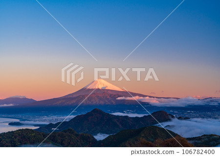 (Shizuoka Prefecture) A sea of clouds in the Numazu Alps and Mt. Fuji covered in snow (Shizuoka Prefecture) A sea of clouds in the Numazu Alps and Mt. Fuji covered in snow 106782400