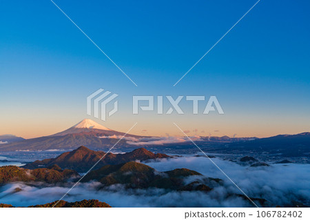 (靜岡縣)沼津阿爾卑斯山的雲海和白雪覆蓋的富士山 (靜岡縣)沼津阿爾卑斯山的雲海和白雪覆蓋的富士山 106782402