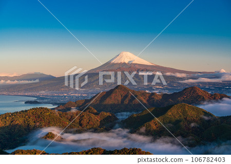 (靜岡縣)沼津阿爾卑斯山的雲海和白雪覆蓋的富士山 (靜岡縣)沼津阿爾卑斯山的雲海和白雪覆蓋的富士山 106782403