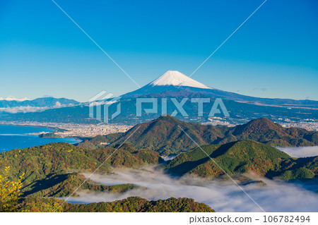 （靜岡縣）沼津阿爾卑斯山的雲海和白雪覆蓋的富士山 106782494