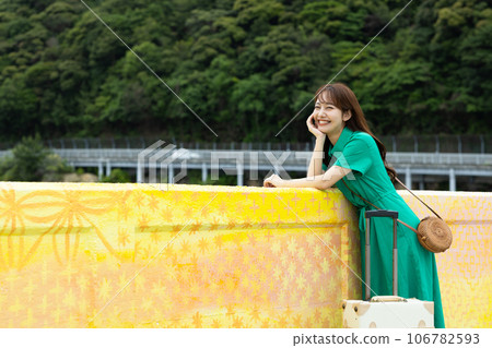 享受獨自旅行的可愛女人 106782593