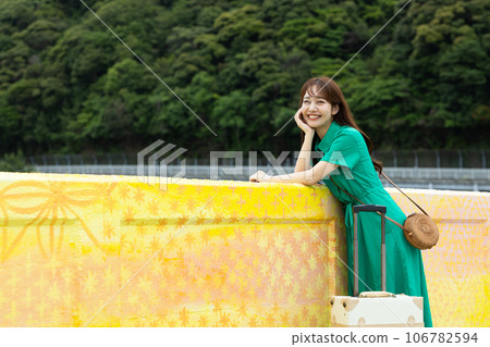 享受獨自旅行的可愛女人 106782594