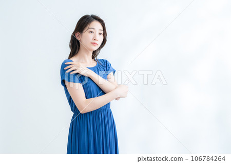 在陽光透過樹葉的白色背景下做護膚的年輕女性 106784264