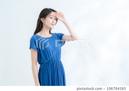 在陽光透過樹葉的白色背景下做護膚的年輕女性 106784265