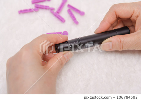 [Diabetes blood sugar level measurement needle] 106784592