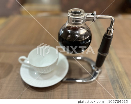 coffee cup and siphon 106784915