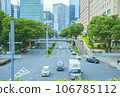 一輛汽車（車輛）在綠燈亮著的情況下通過大城市的十字路口 106785112