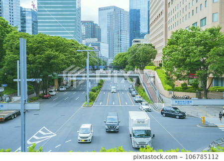 一輛汽車(車輛)在綠燈亮著的情況下通過大城市的十字路口 一輛汽車(車輛)在綠燈亮著的情況下通過大城市的十字路口 106785112
