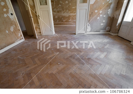 Old parquet floor before renovation, room with old wooden floor 106786324