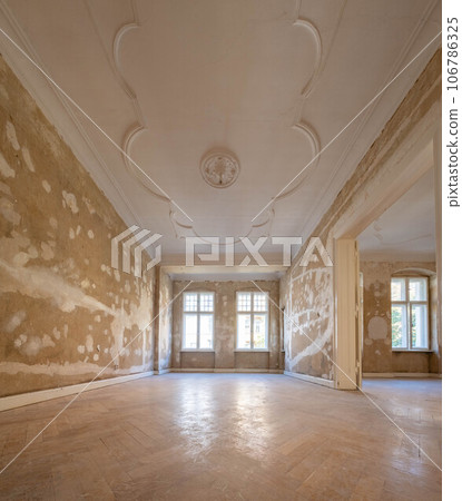 Room before renovation, empty flat interior in old building 106786325