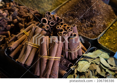 Cinammon closeup on spice market 106786386