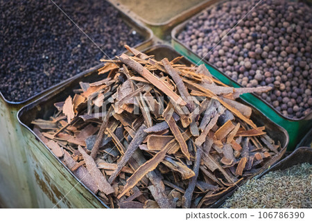 Cinammon closeup on spice market - 106786390