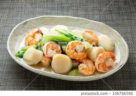 Stir-fried shrimp, scallops, and bok choy (ankake). 106786598