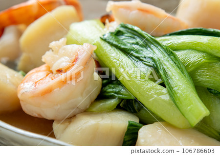 炒蝦、扇貝和白菜的特寫。 炒蝦、扇貝和白菜的特寫。 106786603